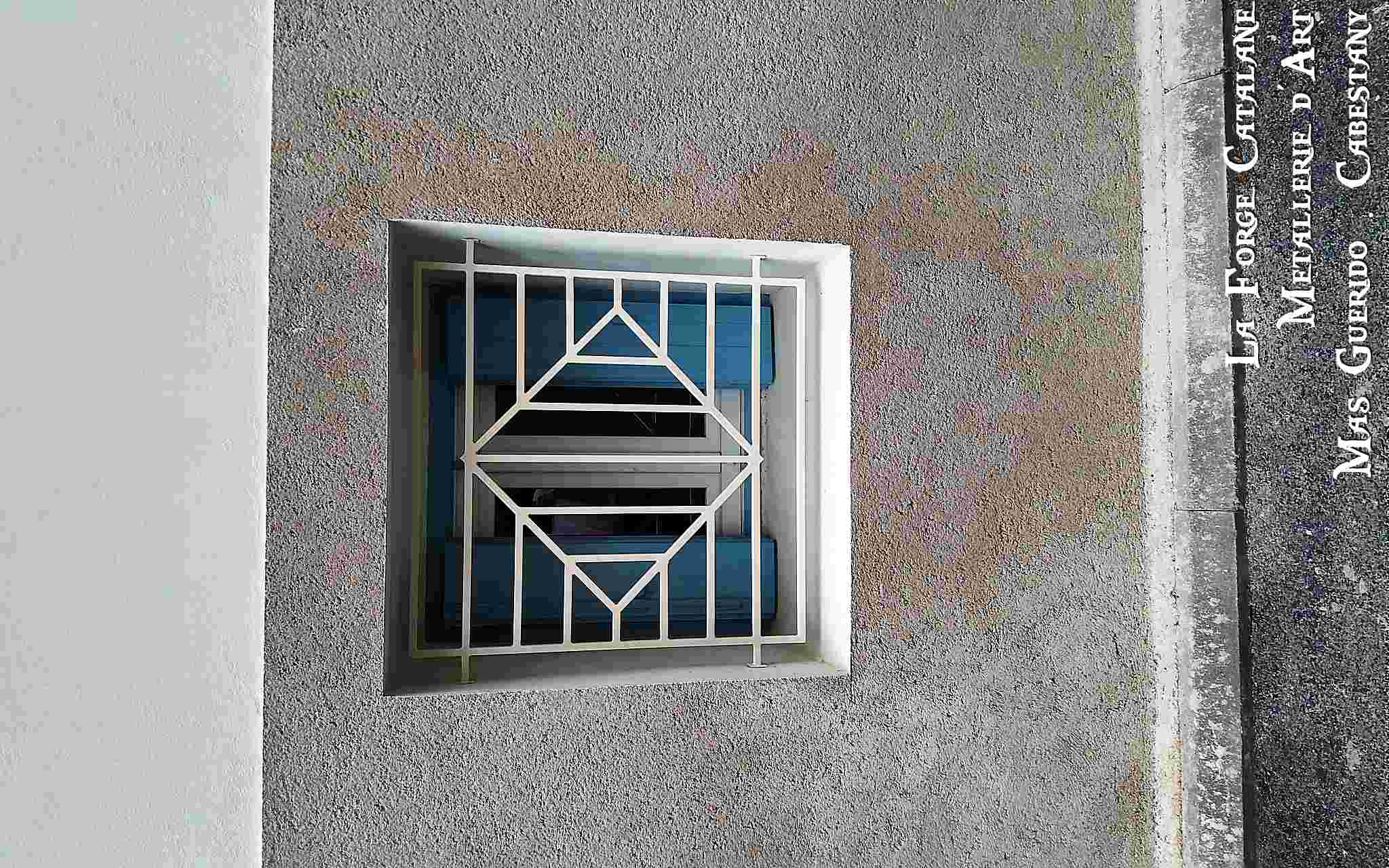 grille de protection forme geometrique forge catalane.jpg